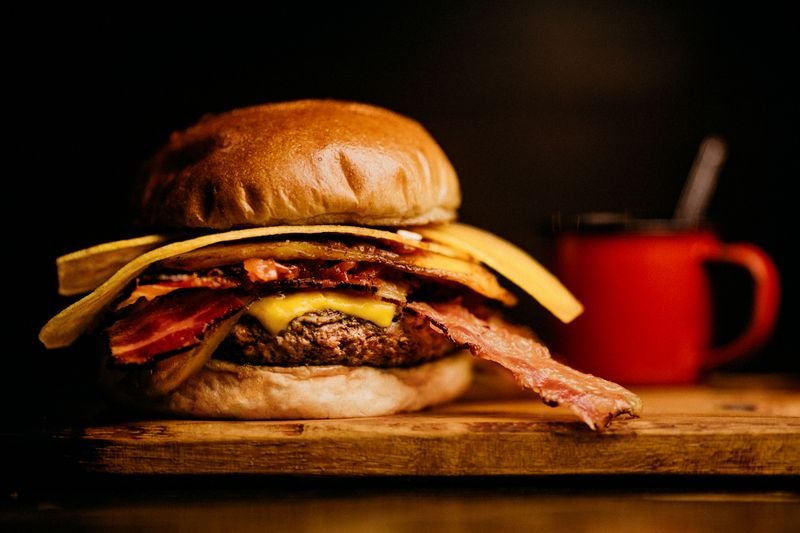 Foto ilustrativa de banco para Bacon na Brasa; não é produto real nem comprovação de ingredientes