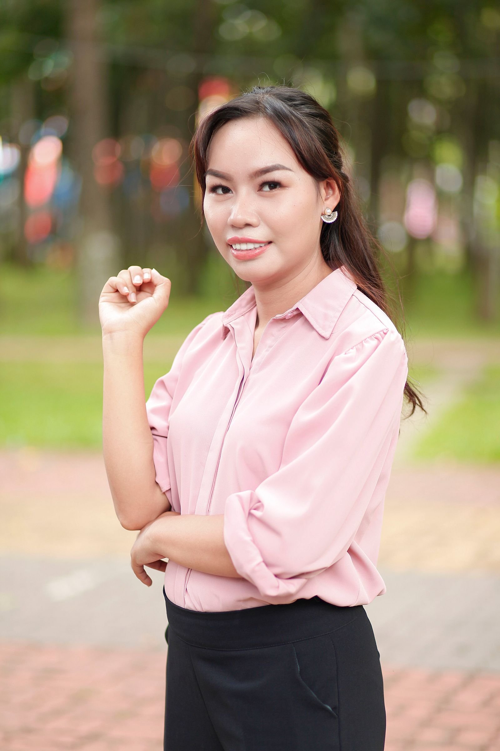 Mulher com camisa rosa de manga longa e parte de baixo preta