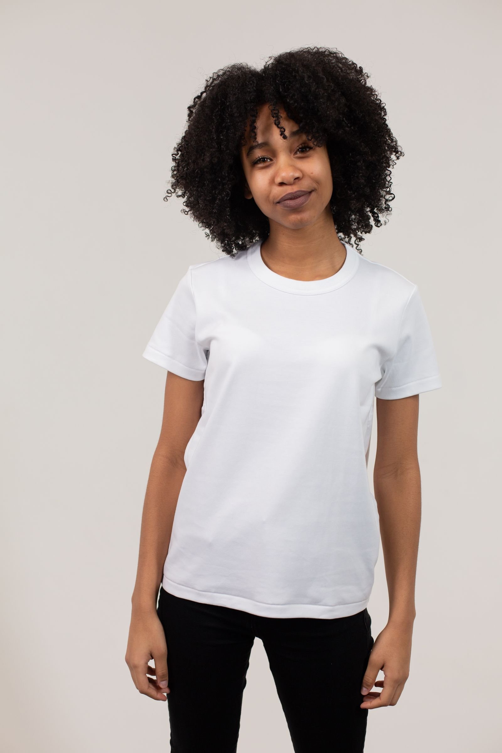 Mulher com camiseta branca e calça preta